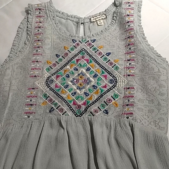 Eyeshadow Hi-Lo Sleeveless Shirt - Picture 6 of 6